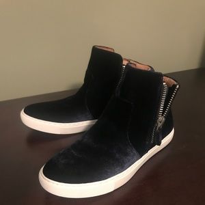 Gentle Souls by Kenneth Cole Carole Zip Sneaker 7M